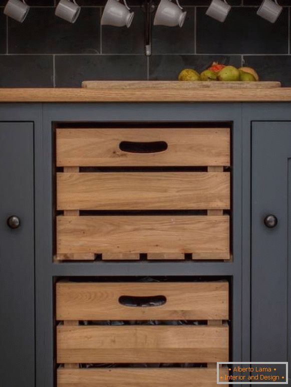 Scatole di legno per verdure integrate nell'armadio della cucina