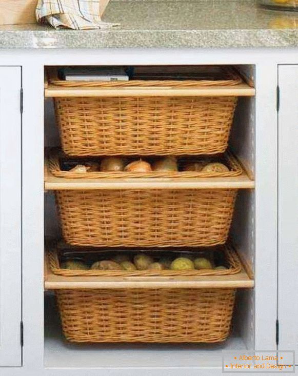 Conservazione di frutta e verdura in cucina in cestini