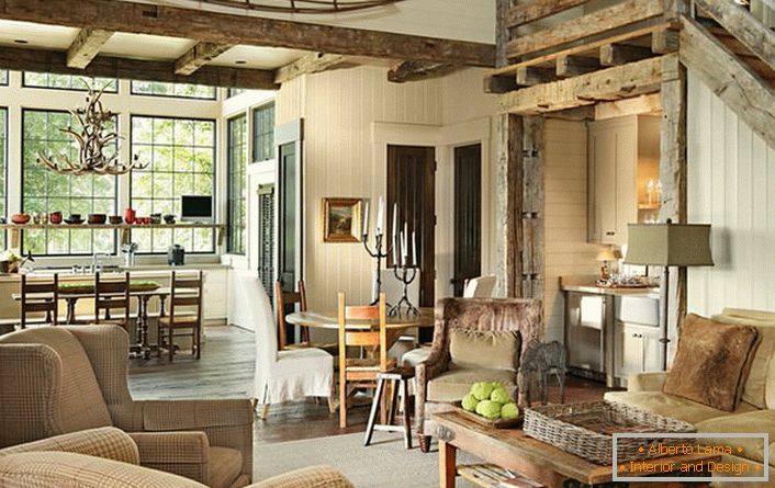 La combinazione scelta di arredi e mobili all'interno del soggiorno rende lo stile del villaggio una soluzione creativa e insolita per la decorazione. 