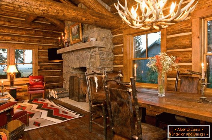 Un design elegante di un capanno da caccia in stile rustico crea un'atmosfera di comfort domestico.