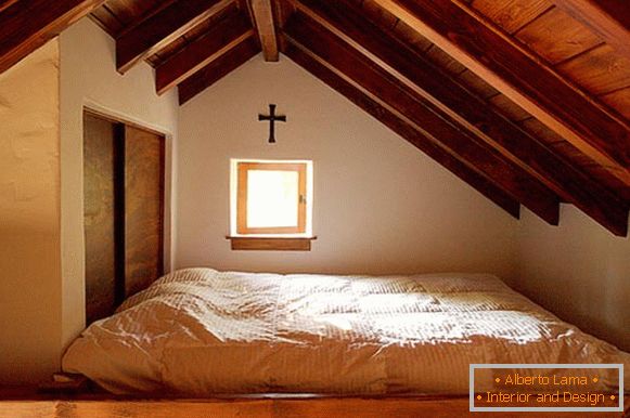 La camera da letto di un piccolo cottage Innermost House nel nord della California