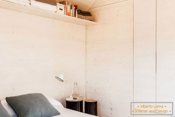 Camera da letto di un piccolo cottage mobile