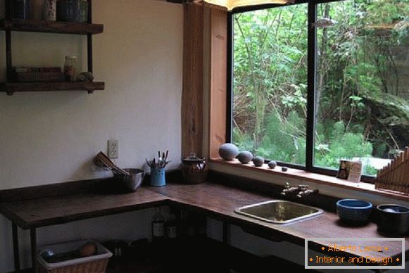 Cucina di un piccolo cottage in foresta in Giappone