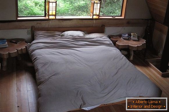 Camera da letto di un piccolo cottage in foresta in Giappone