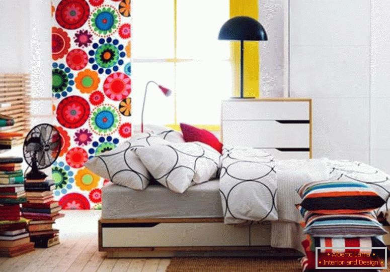 family-room-design-idee-piccolo-appartamento-letto-set-mobili-IKEA camera da letto-design-con-legno-terra-e-un-tenda-che-ha-un-bel-floreale-motif
