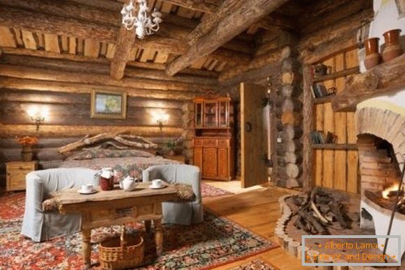 Interno di una casa in legno da tronchi interni - foto in stile russo