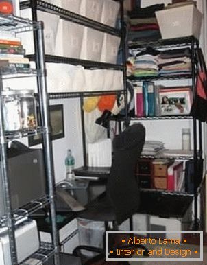 Area di lavoro con scrivania per computer e scaffali per l'archiviazione