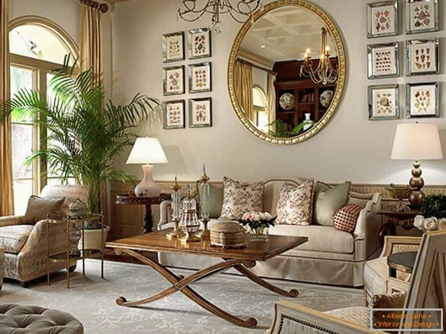 Un grande specchio decorerà il design del soggiorno in uno stile classico
