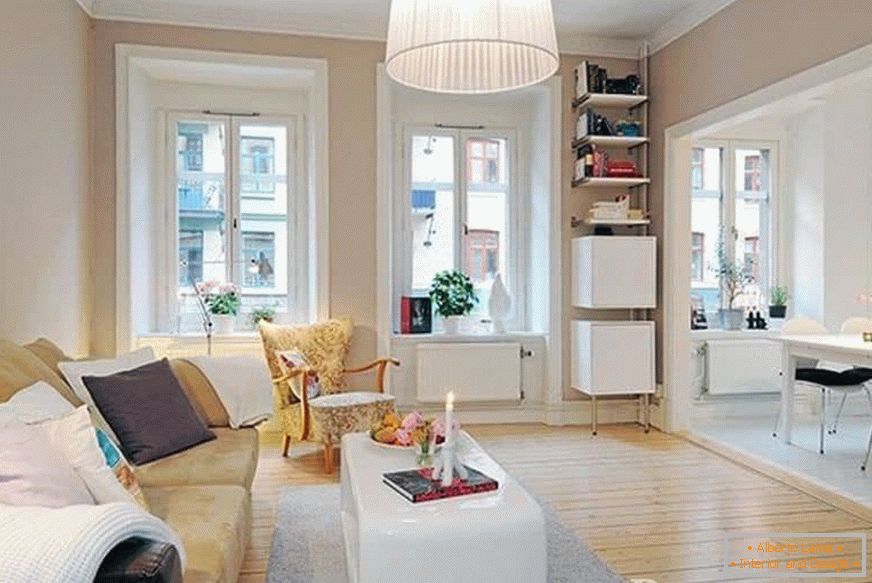 Design del soggiorno in colori vivaci