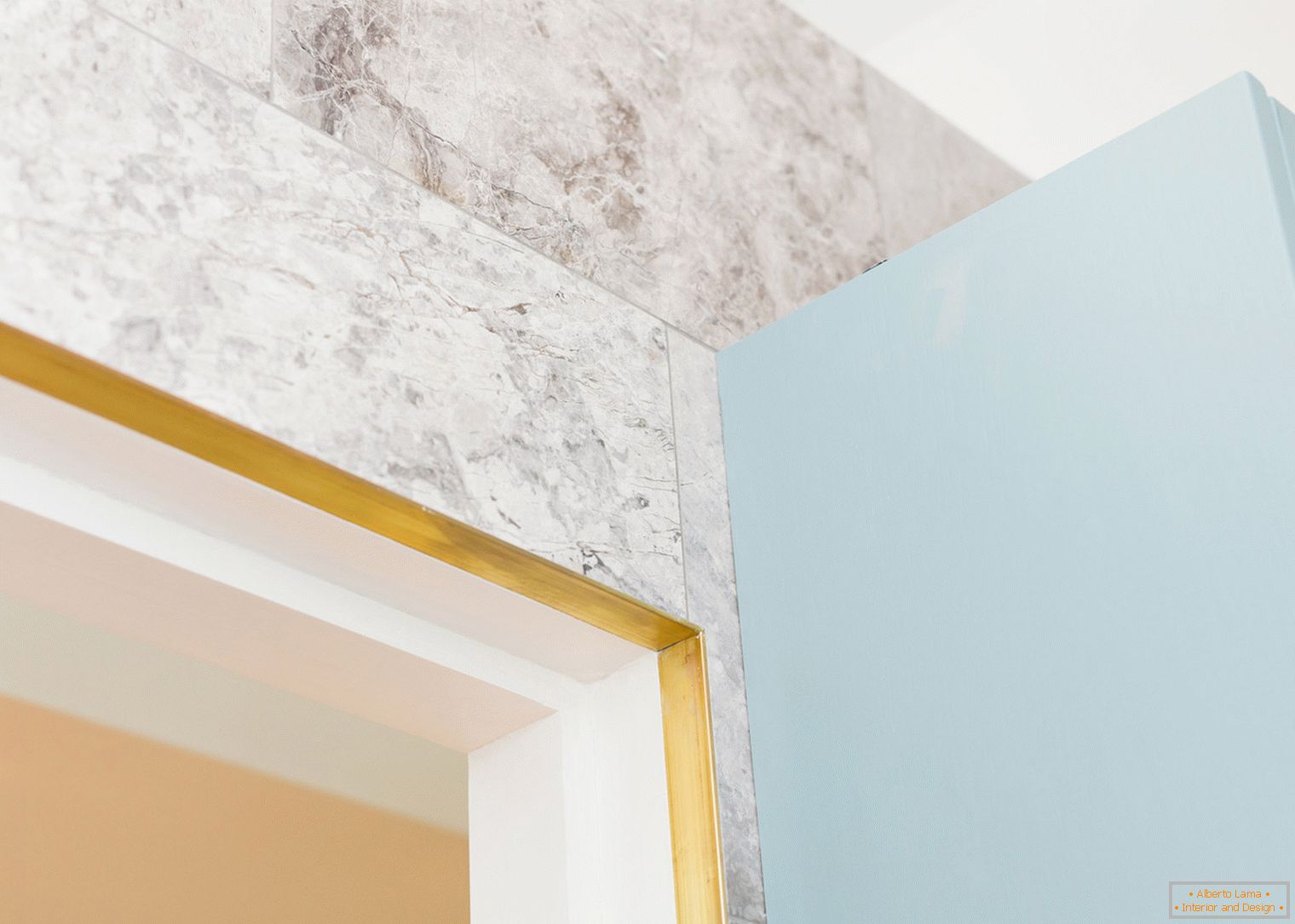 Piastrella di marmo nella decorazione di un appartamento compatto