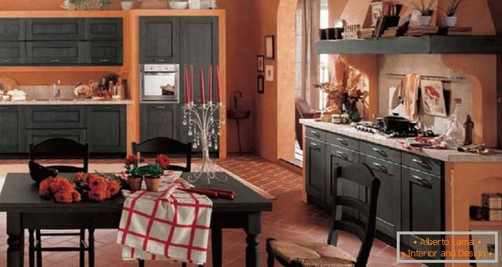 Il requisito principale dello stile rustico è la funzionalità dello spazio della cucina. 