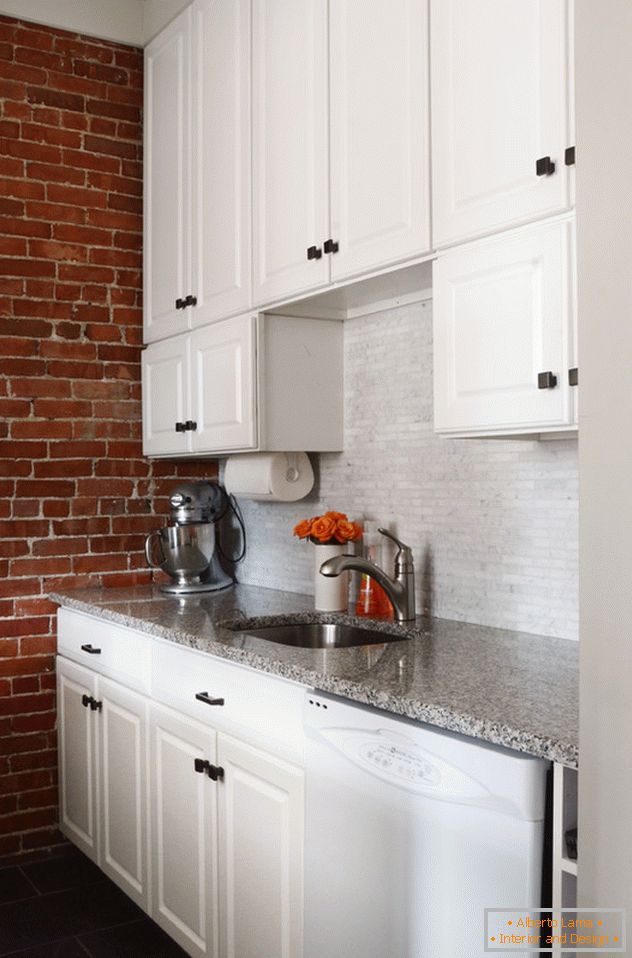 Interno di un piccolo appartamento: cucina in colore bianco