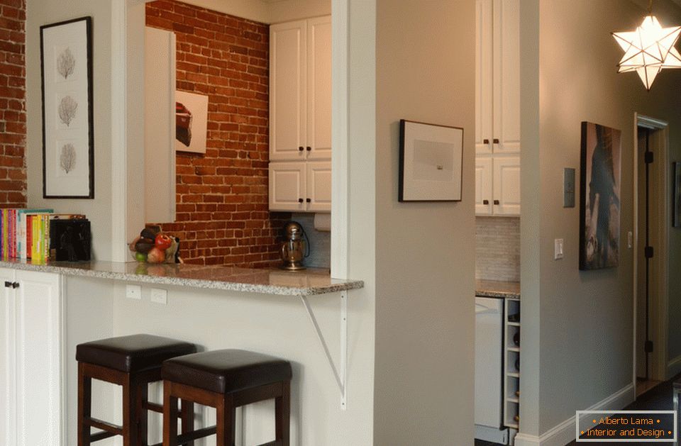 Interno di un piccolo appartamento: un bar nel soggiorno
