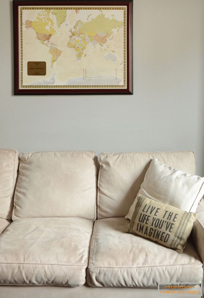 Interno di un piccolo appartamento: un divano in ufficio