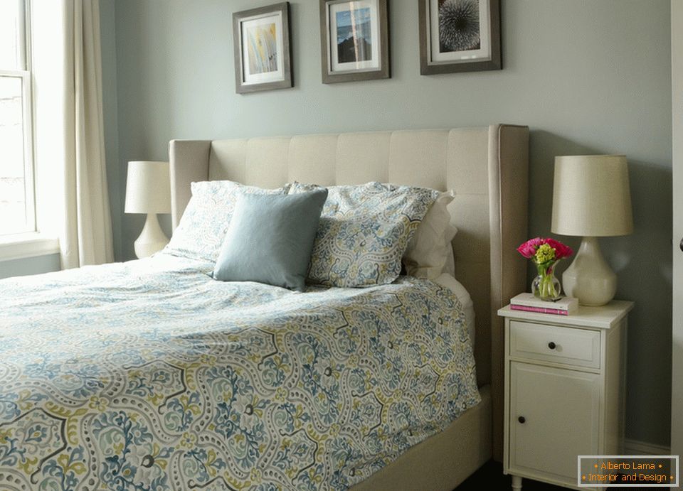 Interno di un piccolo appartamento: camera da letto in colori pastello