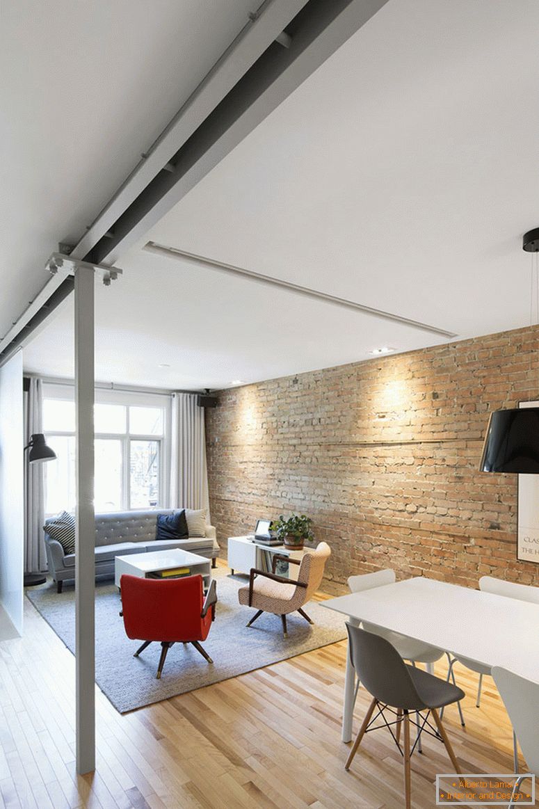 Interno di un piccolo appartamento in stile loft