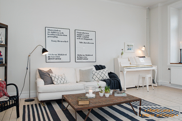 Pianoforte a coda negli appartamenti del soggiorno in stile scandinavo
