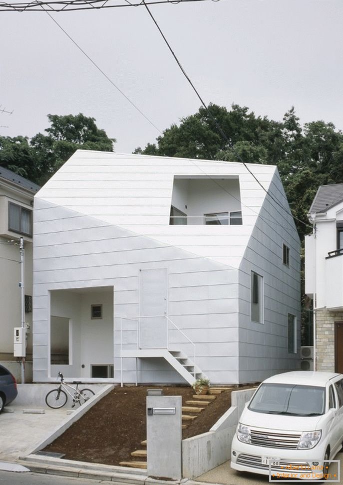 Interno di una casa minimalista con un giardino in Giappone