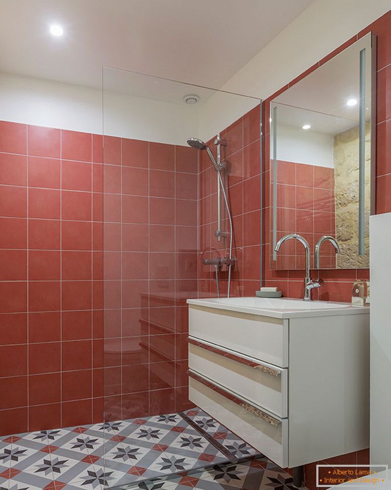 Piastrelle rosse all'interno di un piccolo bagno