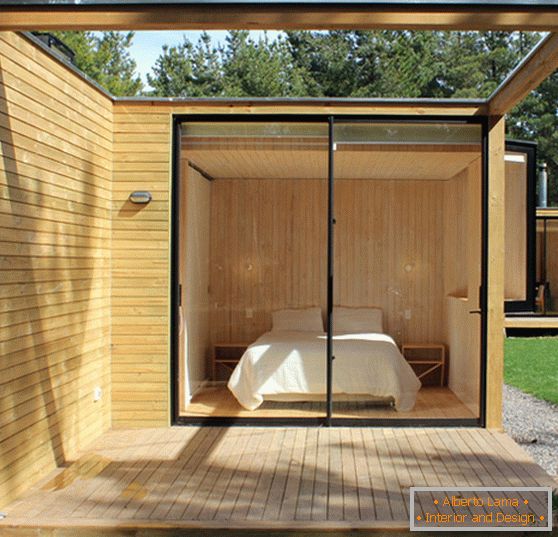 Camera da letto in una casa modulare in legno