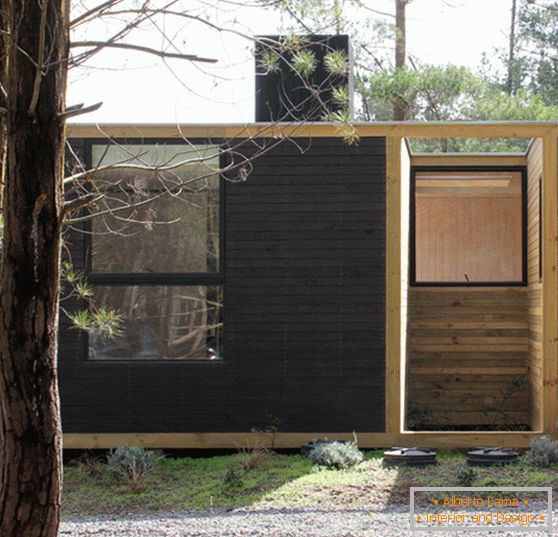 Casa modulare in legno nella foresta