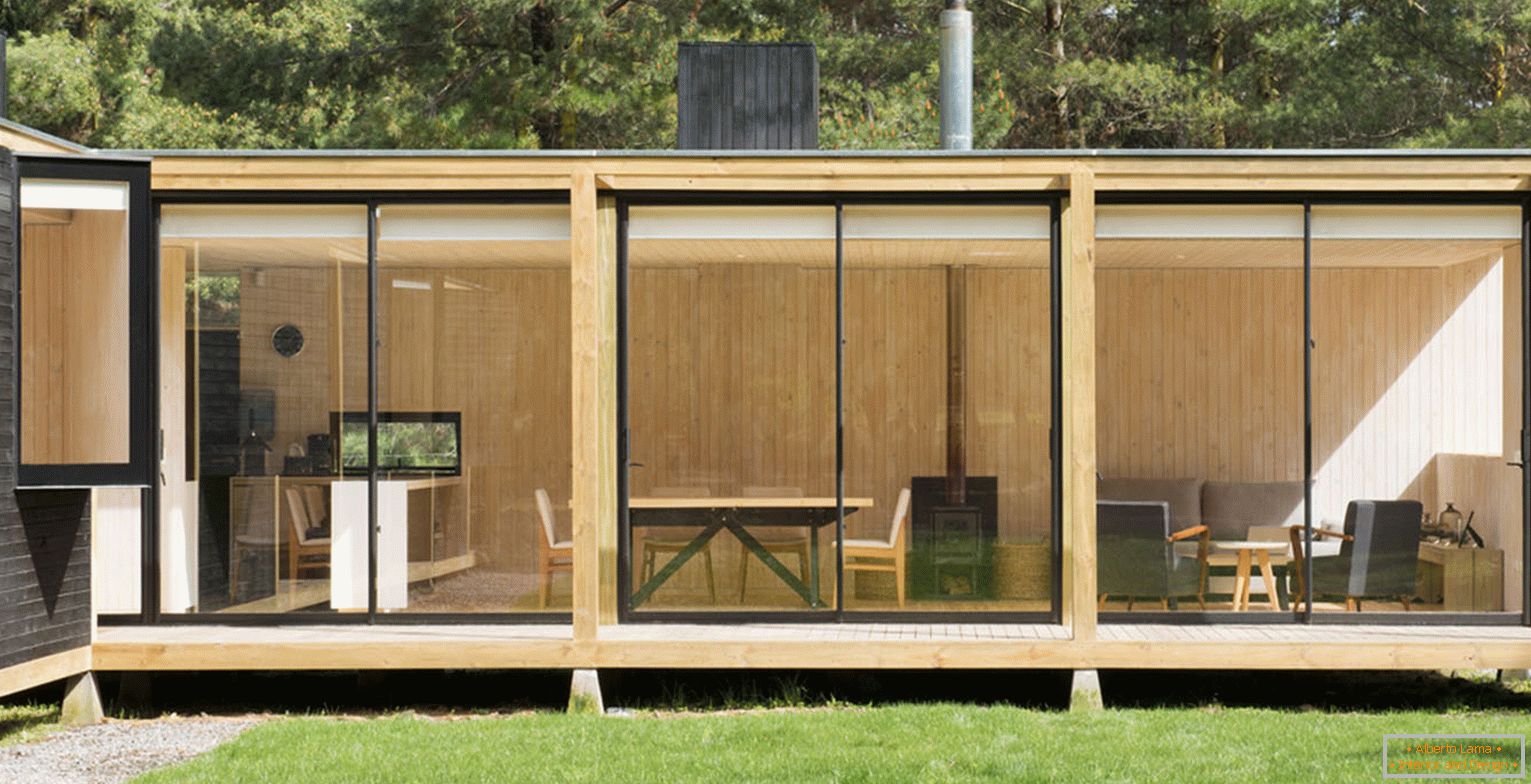 Facciata di una casa modulare in legno
