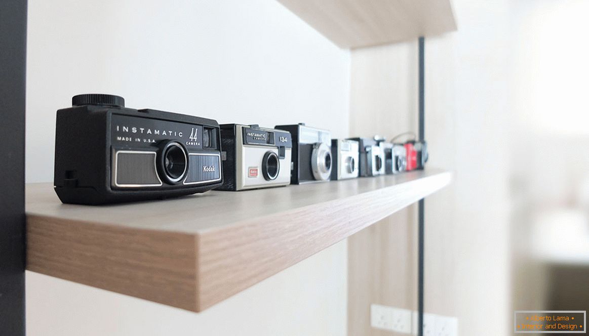 Una collezione di fotocamere sullo scaffale