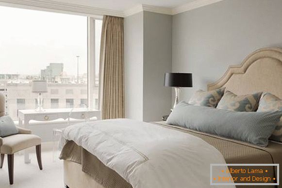La combinazione di grigio e beige all'interno della camera da letto
