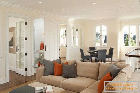 La combinazione di grigio e arancione all'interno del soggiorno