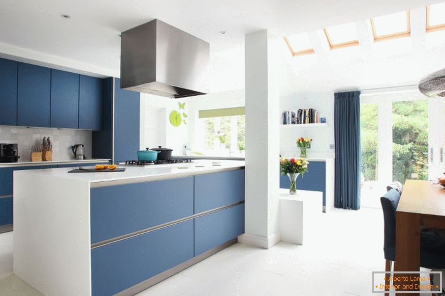 Cucina blu all'interno