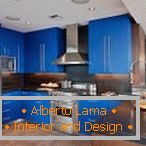 Una brillante tonalità di blu all'interno della cucina
