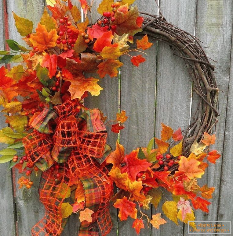 Bellissimo ornamento - una corona di rami e foglie