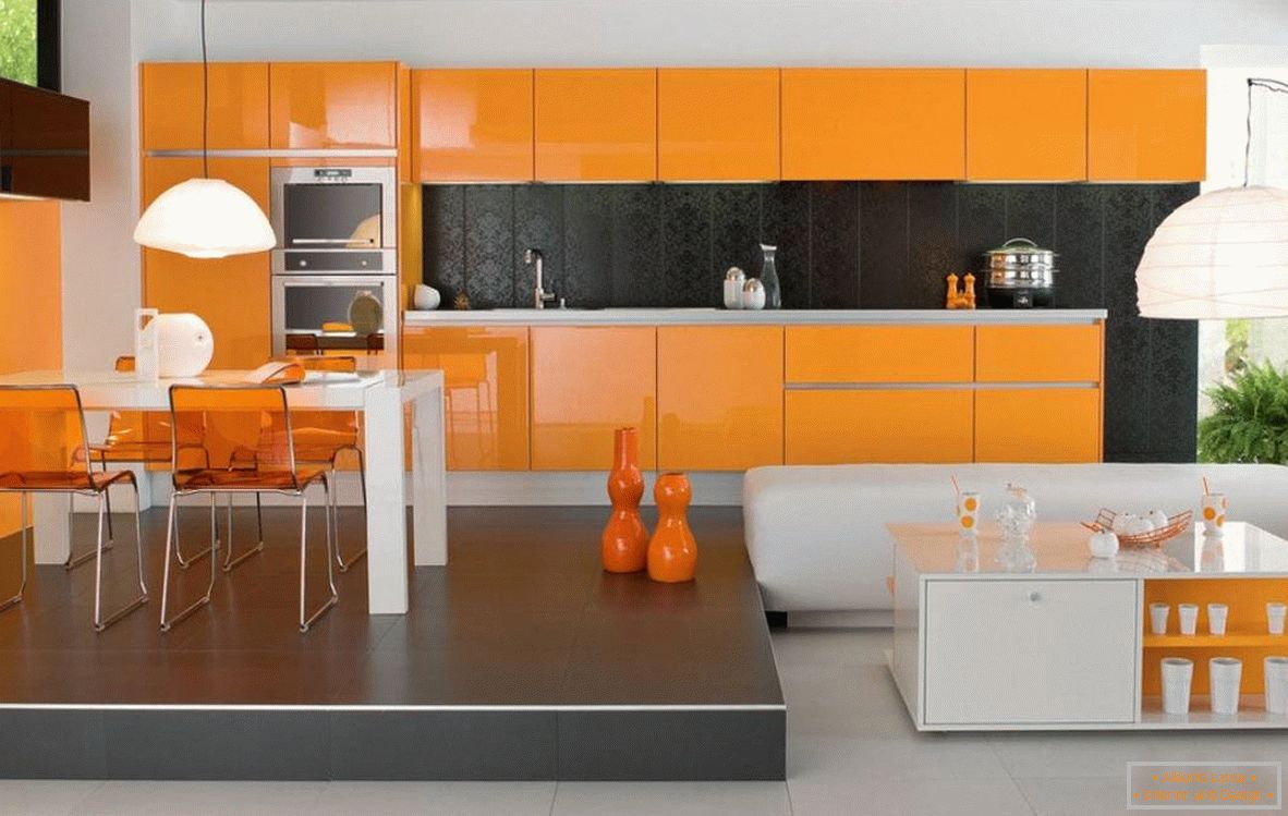 Set nero in cucina arancione