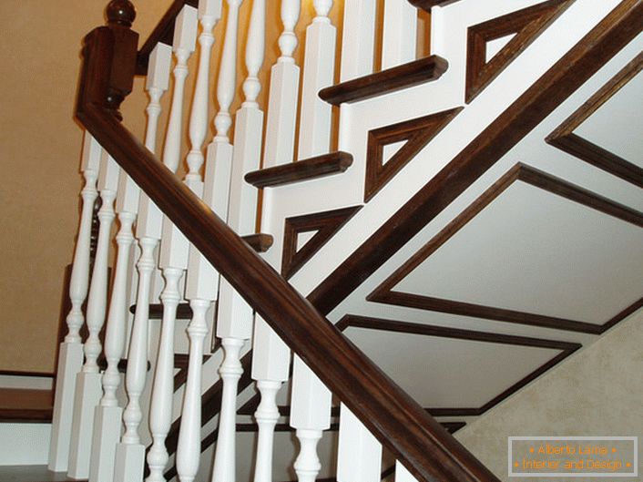 L'uso della costosa quercia nella decorazione parla del gusto delicato e della prosperità del proprietario della casa.