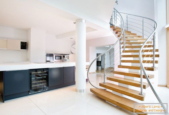 La leggerezza e la semplicità del design delle scale sottolineano la forma laconica degli interni spaziosi della casa.