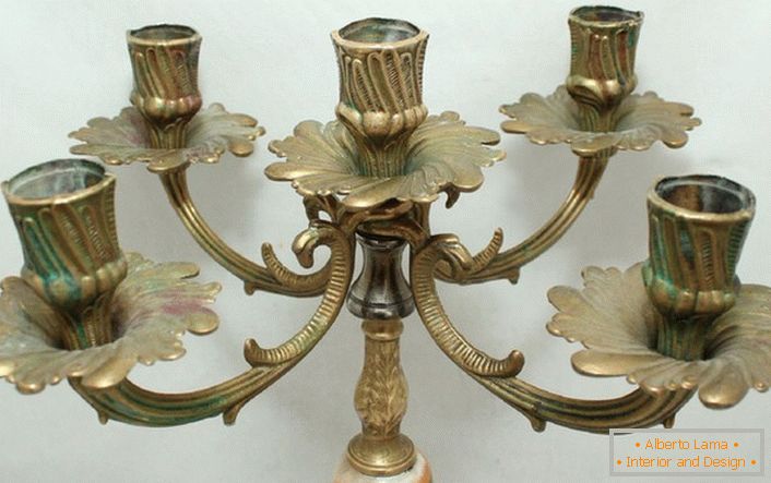 Un elegante candelabro in ottone con motivi floreali armoniosamente è scritto all'interno nello stile del paese.