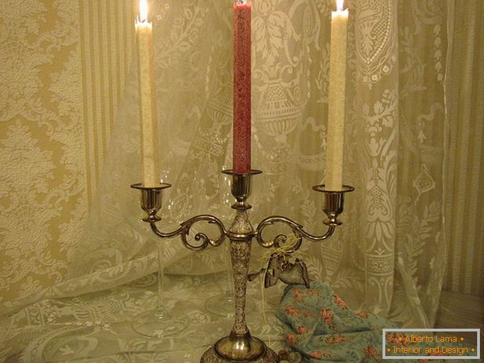 Un candelabro di rame nello stile di un classico.