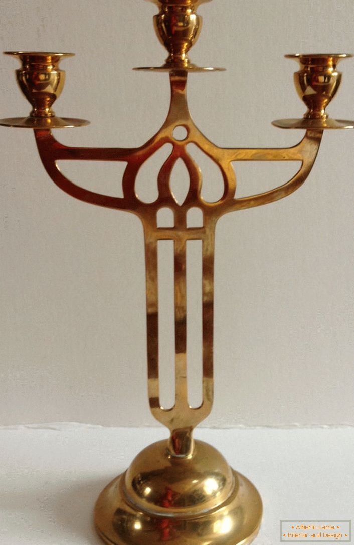 L'insolito design di un candelabro in rame.