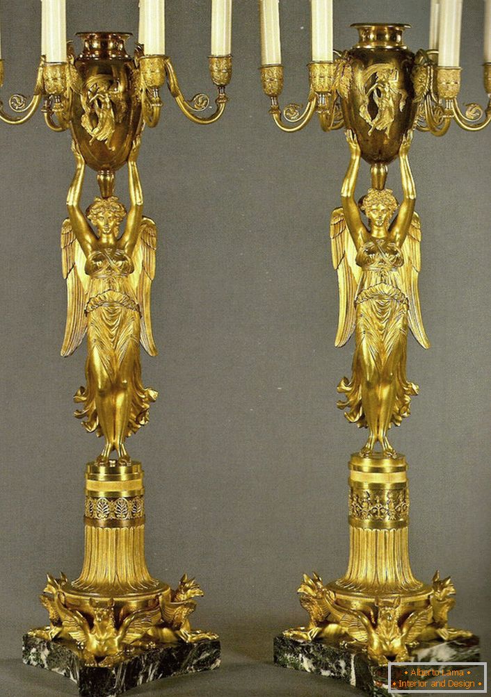 Un paio di candelabri d'oro identici decorano la camera da letto in stile barocco. 