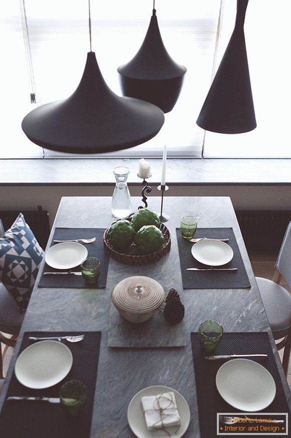 Lampade di diverse forme sopra il tavolo da pranzo