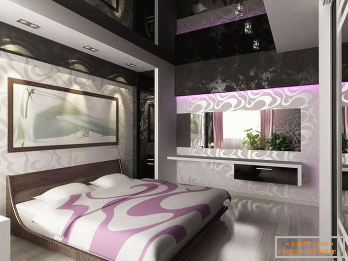 Nella camera da letto in stile Art Nouveau i soffitti tesi di colore nero sembrano grandi. Anche l'illuminazione dei faretti è correttamente selezionata.