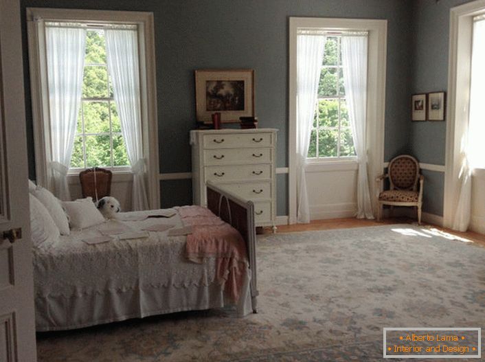 Camera da letto in stile Art Nouveau con aperture delle finestre correttamente organizzate. La luce, le tende d'aria lasciano entrare il sole nella stanza.