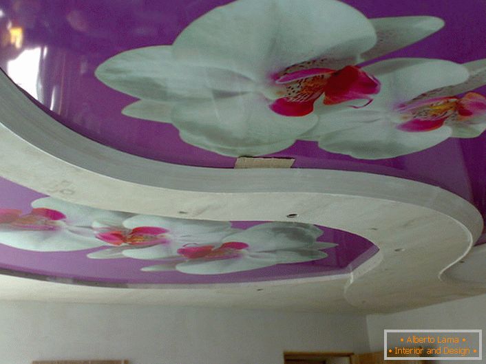 Composizione con fiori su soffitti tesi con stampa fotografica - una soluzione interessante per arredare il soggiorno.