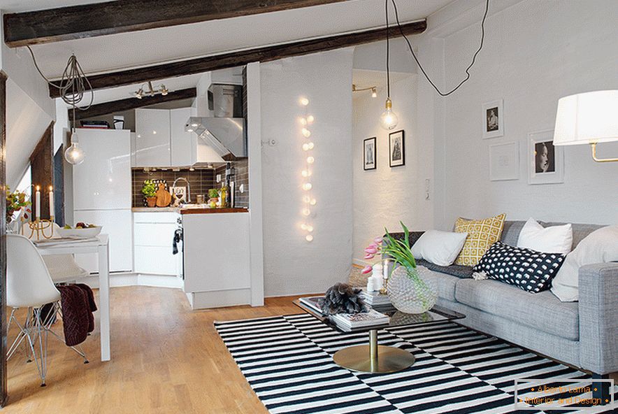 Cucina e soggiorno in un accogliente attico in una città svedese