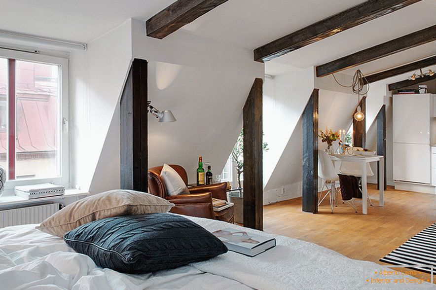 Interior design di un attico accogliente in una città svedese