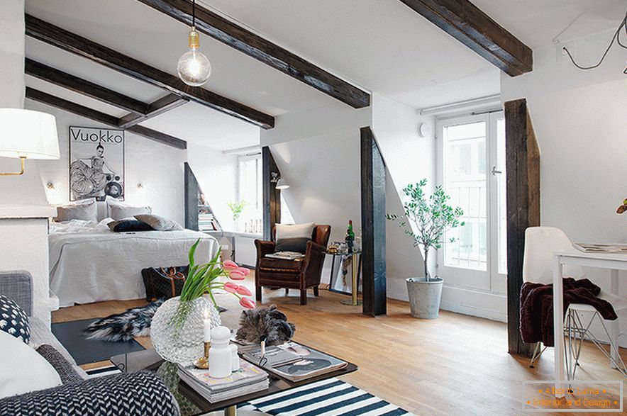 Interior design di un attico accogliente in una città svedese