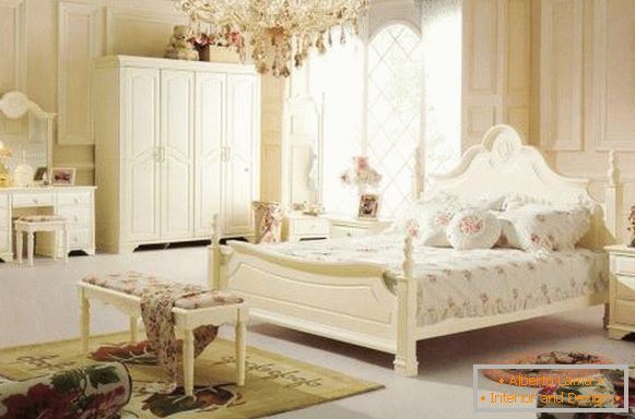 Camera da letto in stile provenzale con lampadario di cristallo