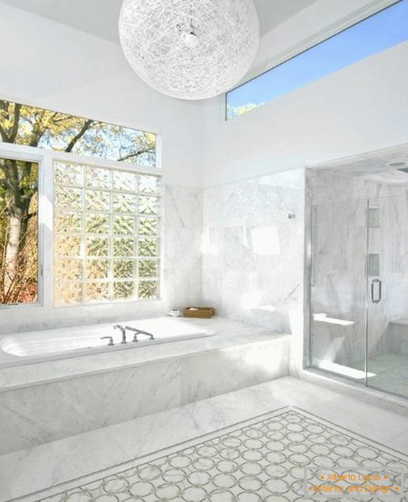 Finestre in vetroresina nel design del bagno