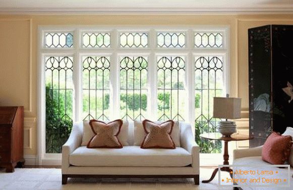 Elegante design delle finestre nel soggiorno - foto
