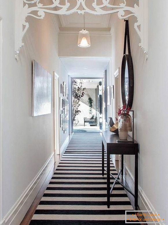 Progetto di uno stretto corridoio lungo in un appartamento con un tappeto